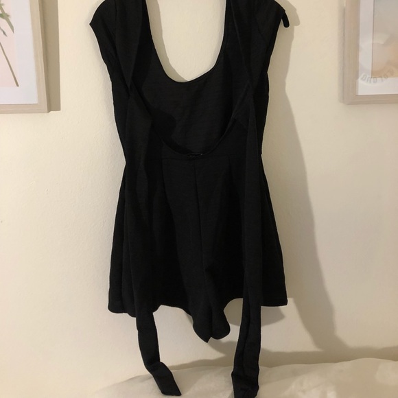 Black short sleeve, backless romper - Picture 2 of 3